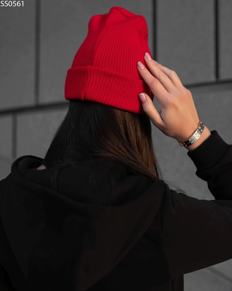 Жіноча шапка Staff red basic